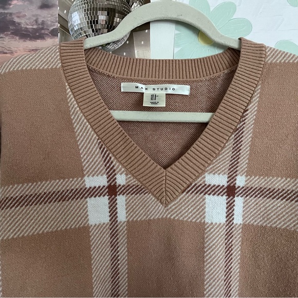 Max Studio plaid v-neck academia preppy sweater - Picture 4 of 5